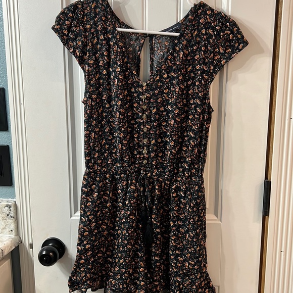 American Eagle Outfitters Dresses & Skirts - American Eagle Flowery pattern Romper